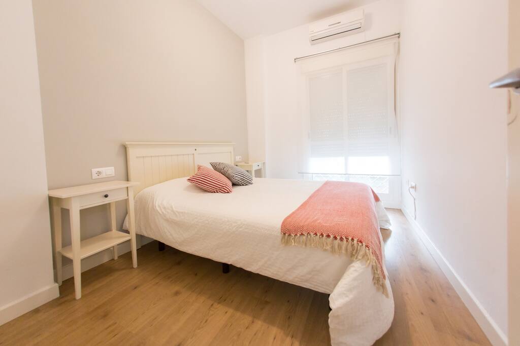 Dormitorio principal com cama de matrimonio de 150cm.