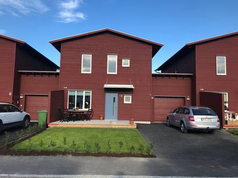Chain house 10 min walk from town & arenas