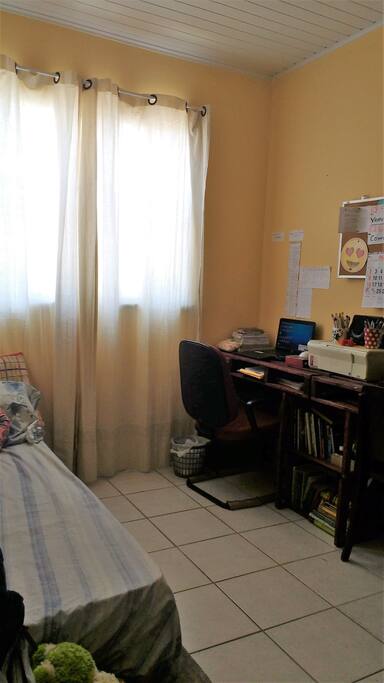 O quarto é utilizado como escritório, mas quando temos hospedes o quarto fica inteiramente à disposição.