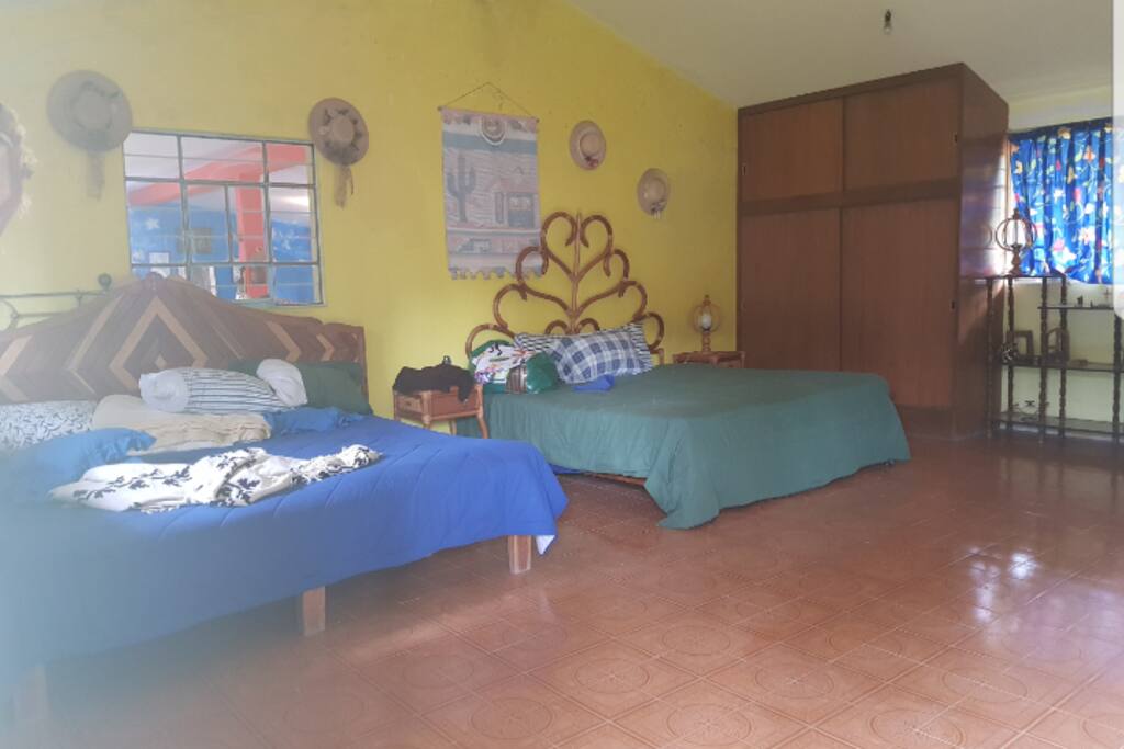 Recamara principal con baño completo, closet y tv.