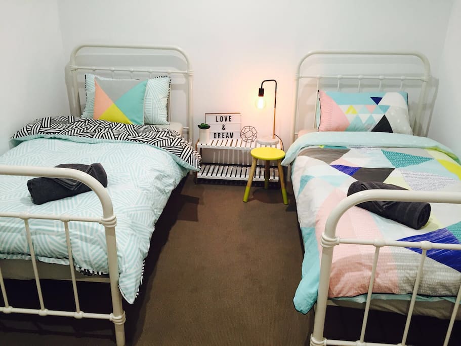 Bedroom 2 (2 x Single Beds)