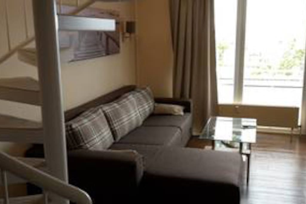 Wohnzimmer mit komfortabler Schlafcouch und 42 Zoll-Fernseher