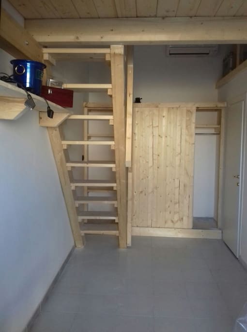 queste scale servono per raggiungere il piano superiore dove è presente la camera da letto!