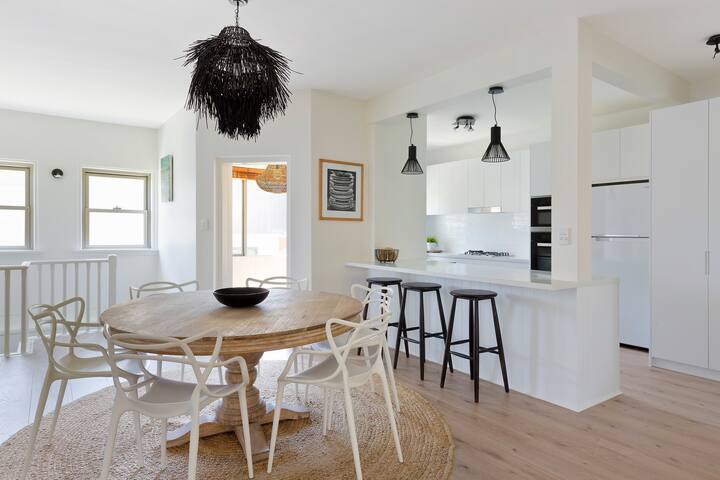 Manly waterfront summer rental. A Unique Retreat gallery image 4