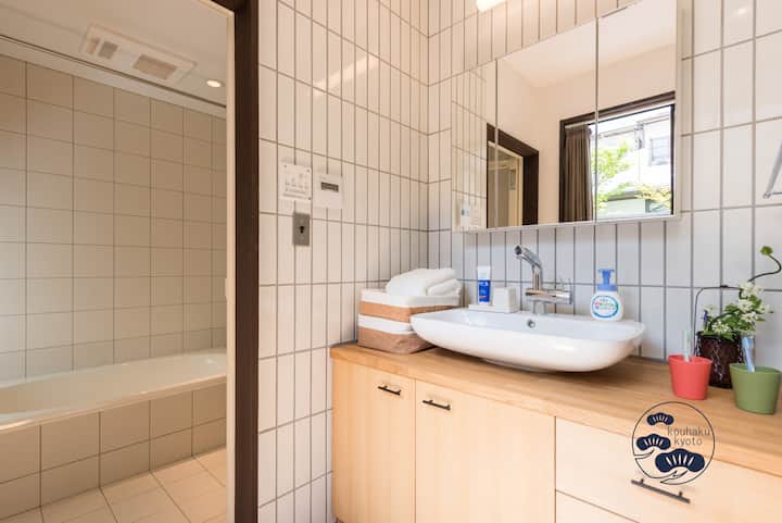 1 F洗面所/洗面台
ヘアドライヤー乾燥機、タオル/バスタオル、アメニティヘアドライヤー、タオル・バスタオル、アメニティー（歯ブラシ、子供用歯ブラシ、コン、カミソリ、綿、シャワーキャップ、バスタオル歯ブラシ、子供用歯ブラシ、くし、カミソリ、コットン、シャワーキャップ、バスタオル）
