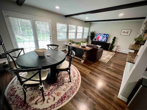 Top Airbnb: Epic MOVIE ROOM Escape by Rangers & AT&T Stadium in Grand Prairie