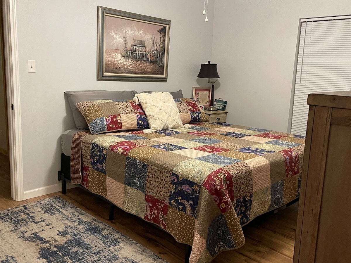 غرفة نوم رئيسية بسرير كبير