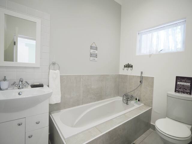 Waterland Lodge – Hibiscus Cottage gallery image 5