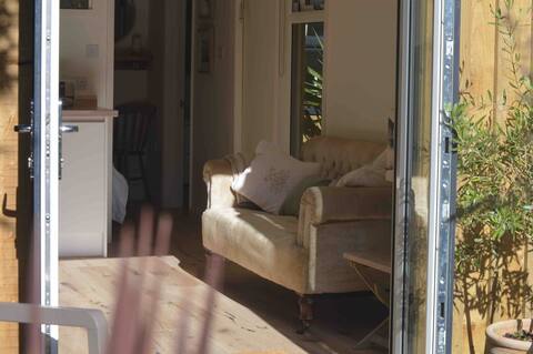 A delightful 1-bedroom cabin with free parking