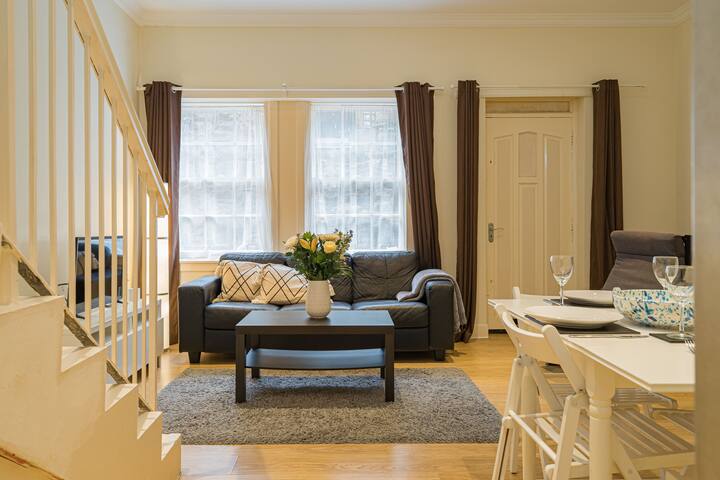 ★ 2BR Grassmarket Apartment with Castle View ★ gallery image 3