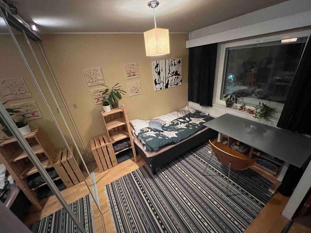 Druhá spálňa s 140 cm posteľou pre 2 osoby. Motorizovaný stôl na prácu na diaľku. Detské hračky pod stolom.