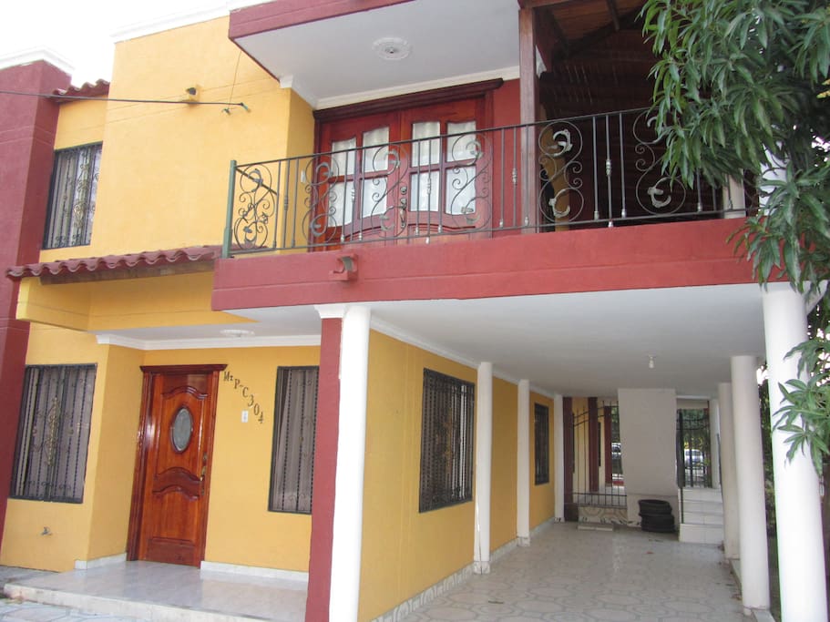 Amplio garage y balcon