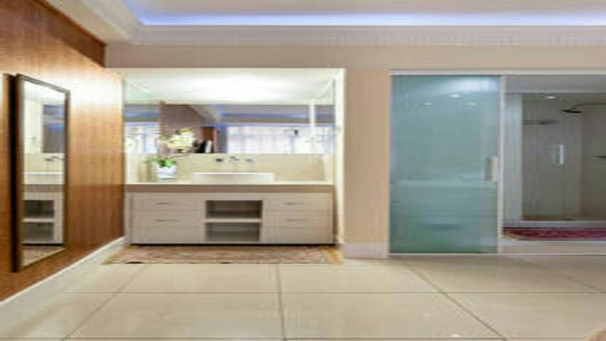 3 Ensuites in 250 m² in front beach of COPA! gallery image 5