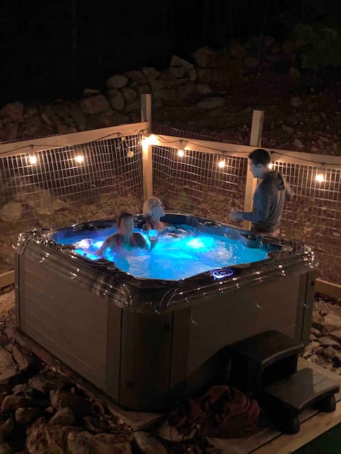 Lakes Region Retreat, Hot Tub, Concerts, Dogs Ok