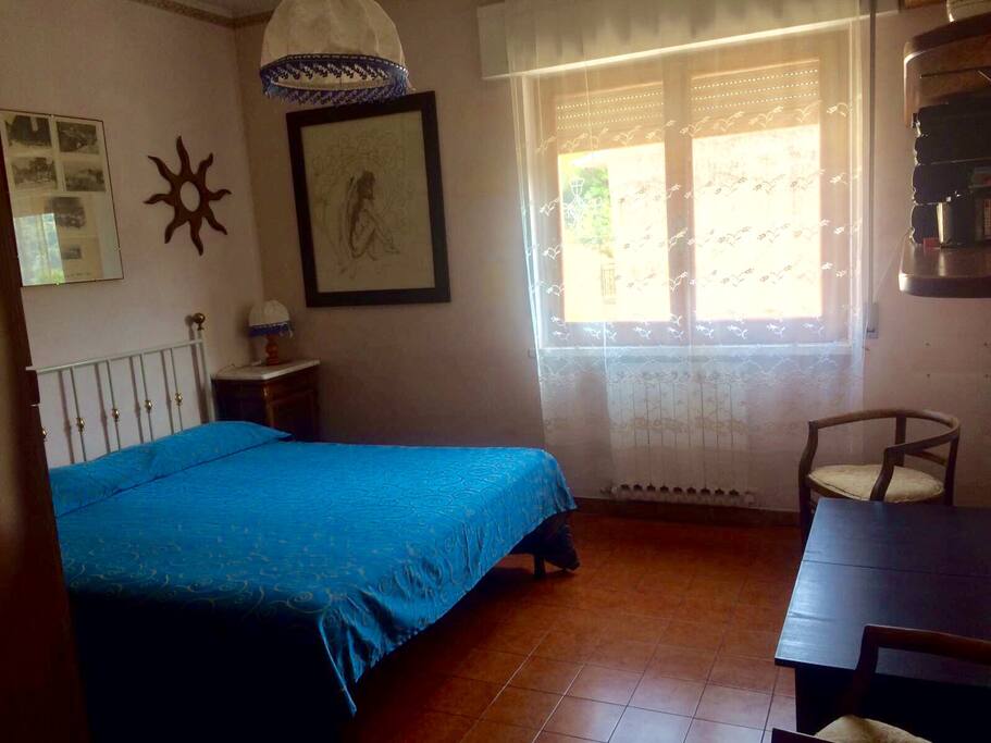 Camera da letto azzurra