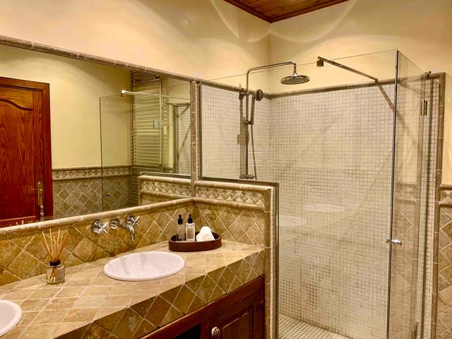 Villa with pool and sea views gallery image 4