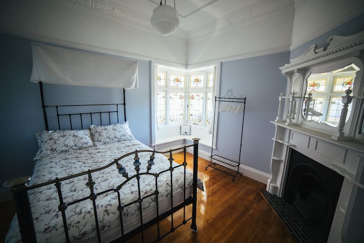 Bed 3 with queen bed and window seat.