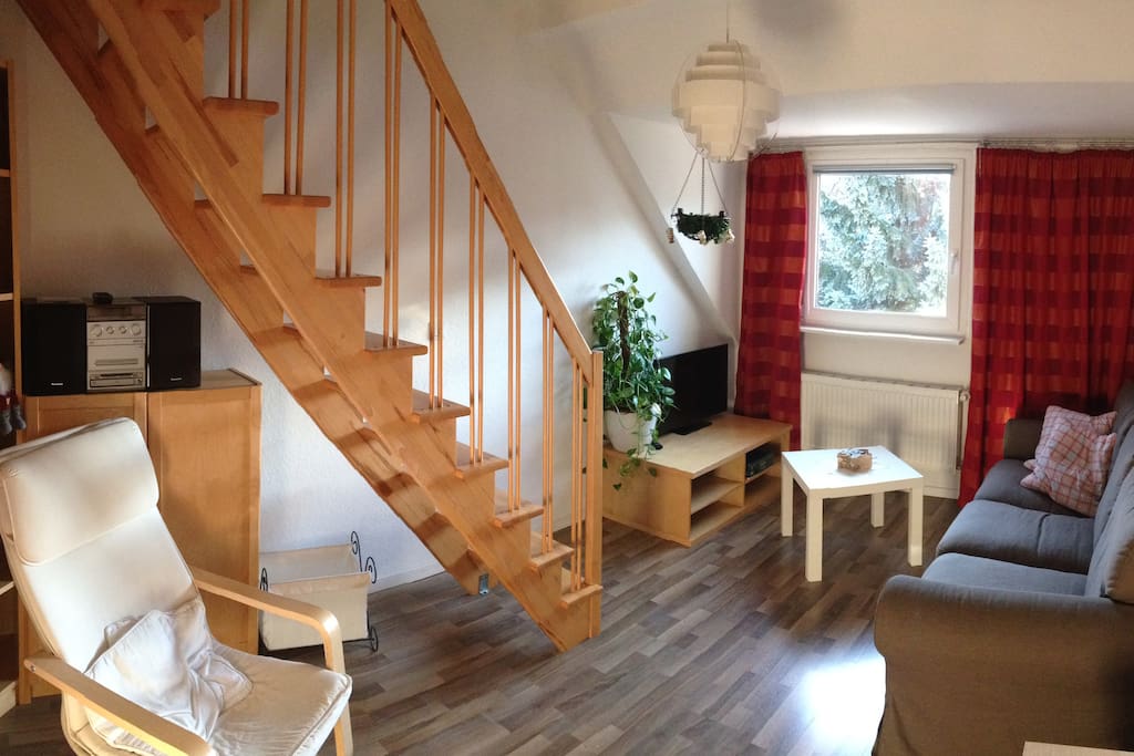 Ein neuer Fernseher und Couch im Wohnzimmer.