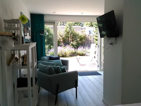 Top Airbnb: Bas, beach cottage 900 meters from sea & beach! in Callantsoog (Woonkern)