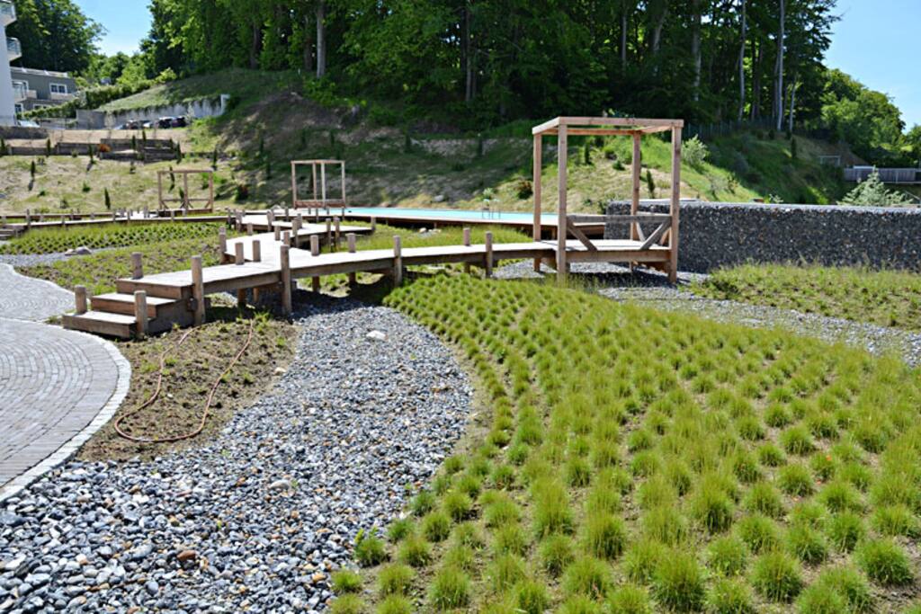 Der Gehweg zum Poolbereich der Villen Philine und Claire im Ostseebad Sellin.