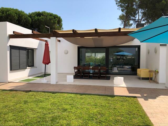 Beautiful house with pool gallery image 5