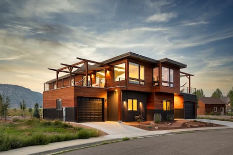 Luxury Home w/ King Beds & Breathtaking Views!