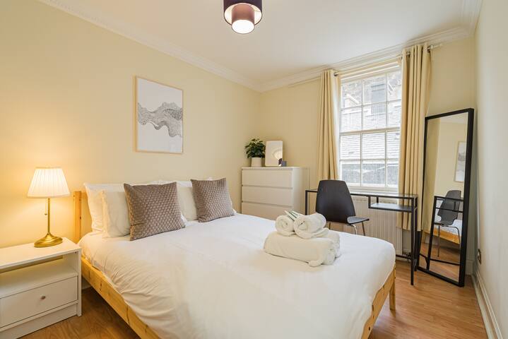 ★ 2BR Grassmarket Apartment with Castle View ★ gallery image 2
