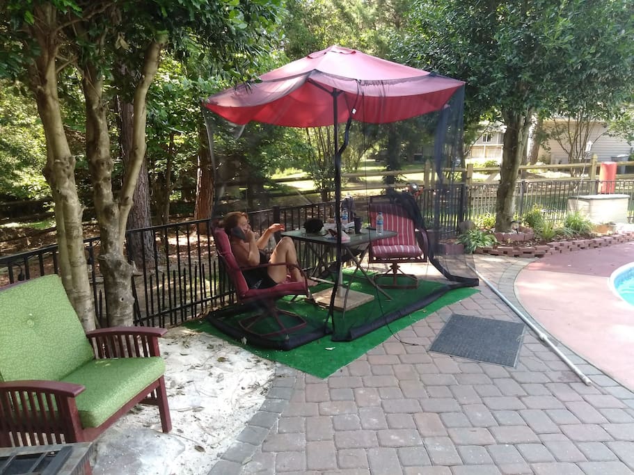 I love to cook and breakfast in the morning to be served outside by the pool