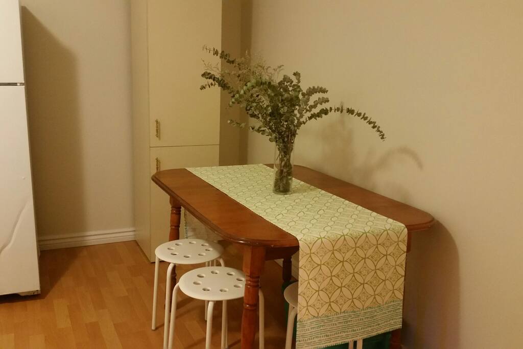 A kitchenette with stools for 4 guests to sit on