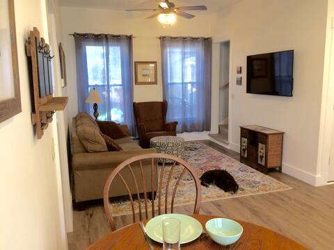 Bright 2 Bedroom On The Hill