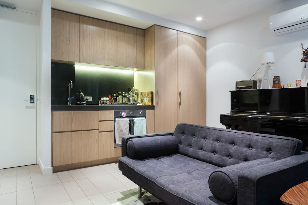 Full kitchen available for guest use, we are a 5 minute walk away from the Queen Victoria Market for fresh produce. We have a piano if you feel like twinkling on some keys too.