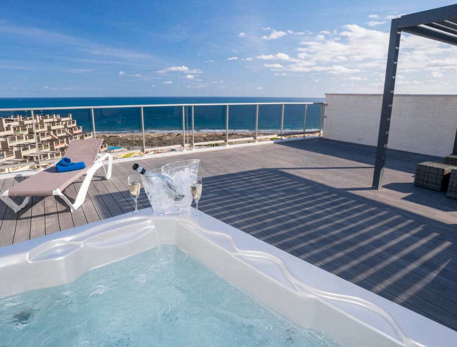 Precioso solárium con jacuzzi privado, hamacas, muebles de exterior...y unas vistas impresionantes!