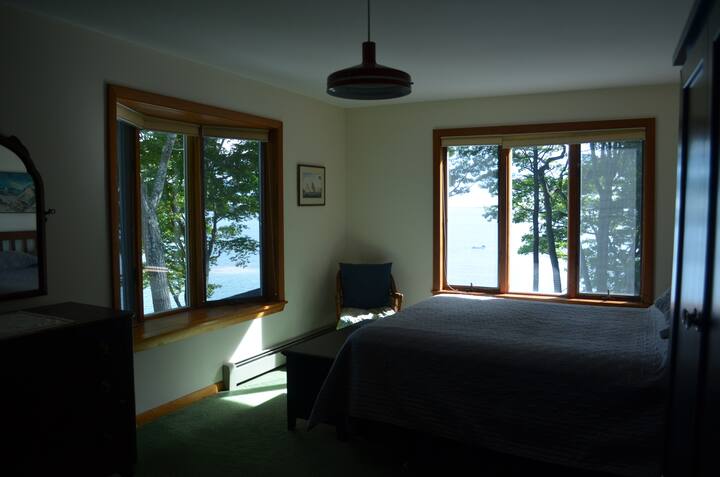 Chumba cha pili cha kulala kilicho na mwonekano wa ajabu wa bahari.