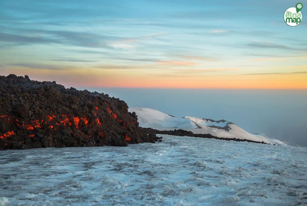 Etna. Eruzione Marzo 2017 : una passeggiata fra fuoco, neve e mare.