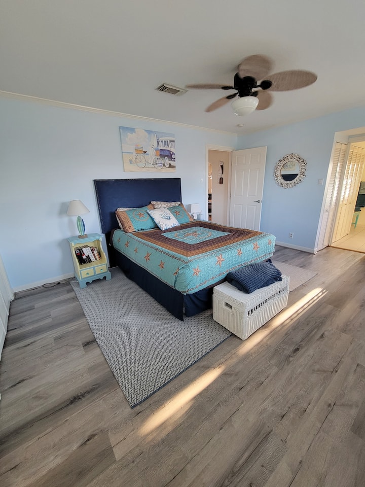 מיטת קווין סייז נוחה וקוראת בשמכם לסיאסטה של אחר הצהריים.