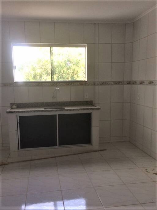 Nossa cozinha grande e arejada.