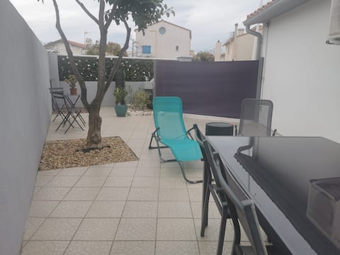 Top performing Airbnb: Comfortable studio in the middle of Canet beach! in Canet En Roussillon