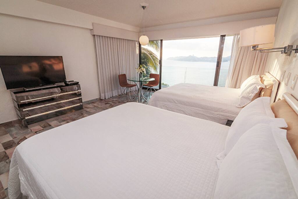 Recámara #2: walk-in closet con baño, TV, Sky y Netflix, aire acondicionado y ventilador, teléfono y conmutador a toda la casa, balcón con vista panorámica a la bahía.