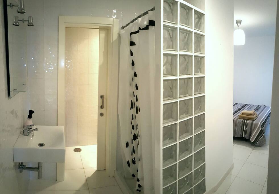 Baño Pequeño + Dormitorio Principal / Small bathroom + Main Bedroom