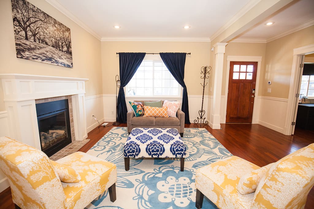 Enjoy conversation, reading and relaxing in this formal living room/sitting area with fireplace (easy on/off switch), and seating for 4 + ! With 9' ceilings on the main floor and approx 1500 SF per floor, this home is spacious with plenty of room to relax and enjoy your time in Seattle.