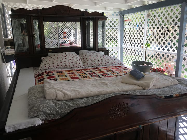 Muy bonito colchón doble/completo dentro de un antiguo marco tamaño king; completo con almohadas, edredón, manta, sábanas de franela en otoño e invierno, algodón en verano y primavera. 