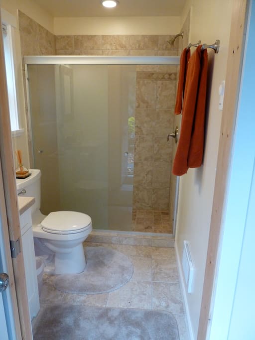 Fully tiled shower everything is meticulously clean