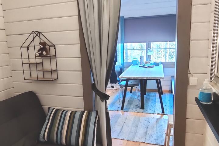 Pikkukamari, 130 cm taittovuodesohva kahdelle. Pimennysverho ikunassa ja oviaukossa. Pääsy vessaan.
Pieni makuuhuone, 130 cm leveä vuodesohva kahdelle, pimennysverhot ikkunassa ja ovessa. Sisäänkäynti wc: hen.