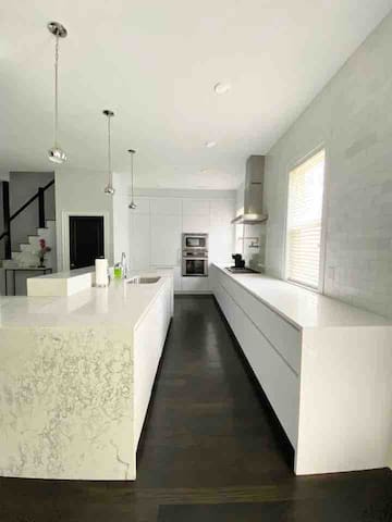 Luxury 4 bed Boston home near beach w/roof deck