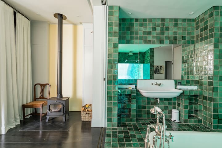 Chic Architectural House Perched on a City Bowl Hillside gallery image 2