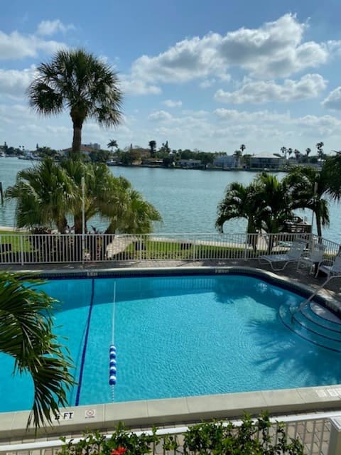 Top Airbnb: Treasure Island 1 BR condo intercoastal waterfront in Treasure Island