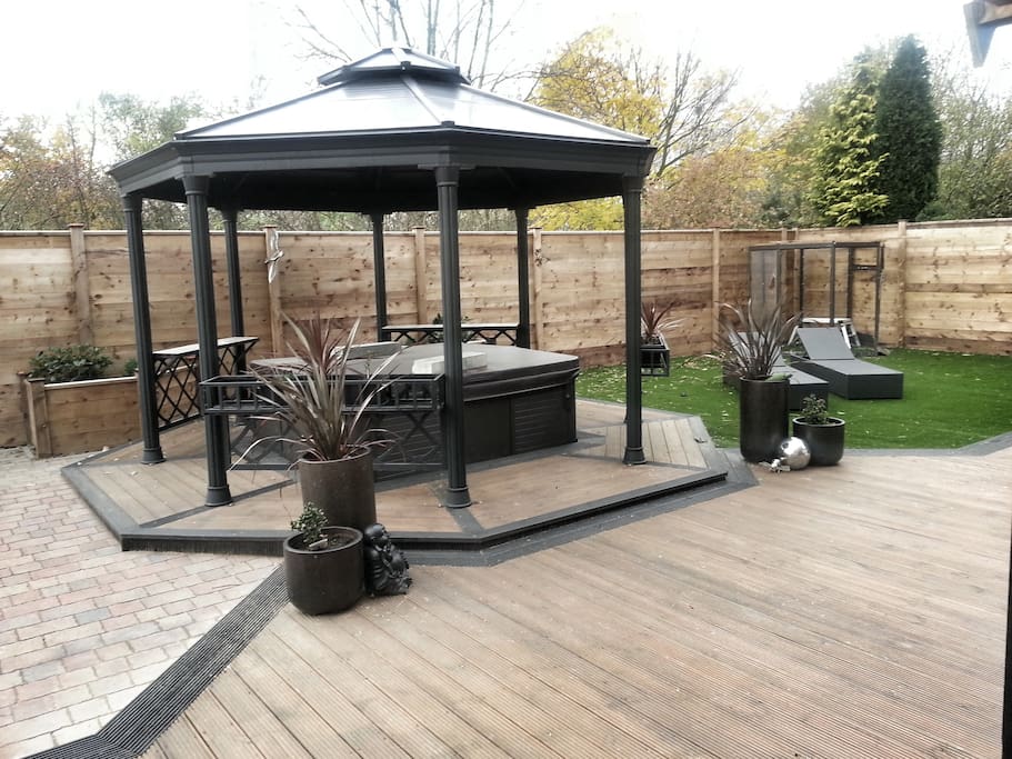 Hot tub in rear garden