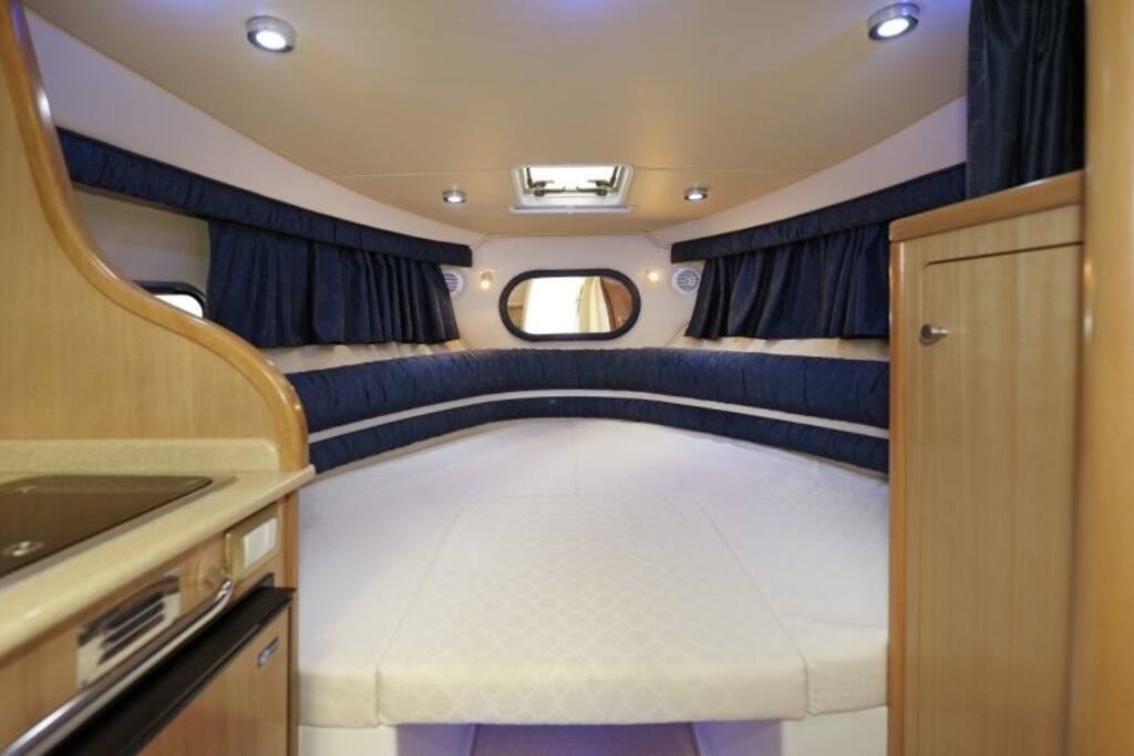 Carré convertible en grand banquette pour recevoir 2 personnes supplémentaires