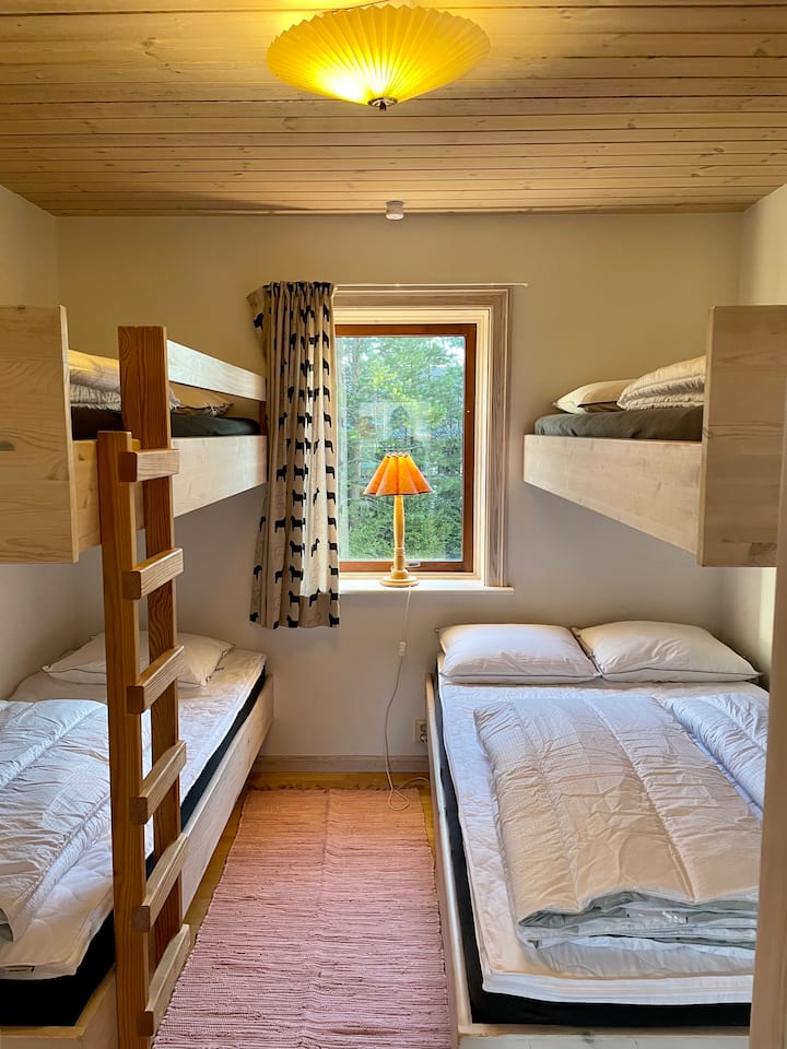 Chumba cha kulala kwenye ghorofa ya chini. Ina vitanda viwili vya ghorofa, kimojawapo kina upana wa sentimita 120.