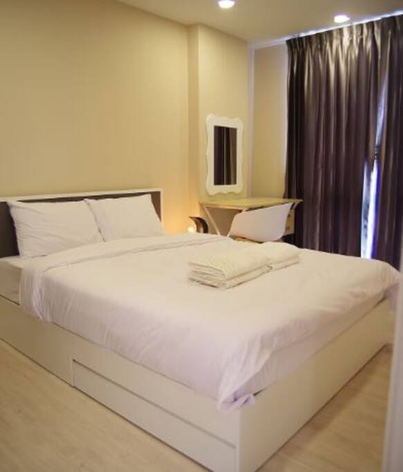 Queen size bed (5ft width)